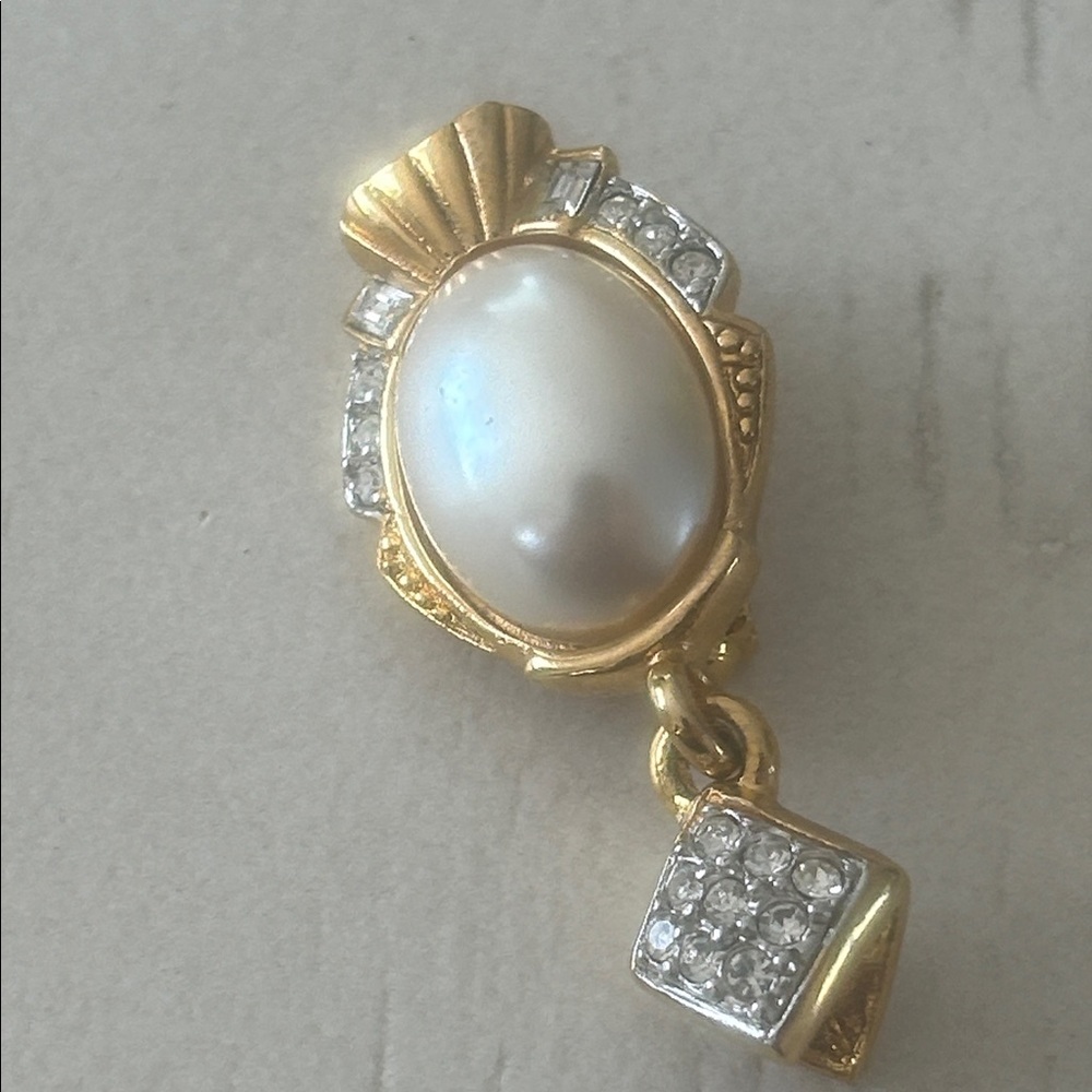 Craft gold toned brooch